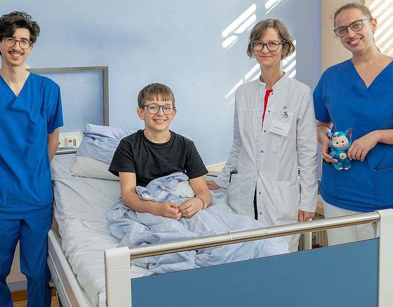 Das Bild zeigt Klinikdirektorin Prof. Dr. Verena Ellerkamp mit ihrem Team.