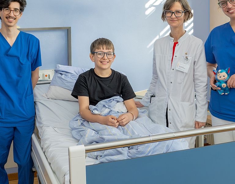 Das Bild zeigt Klinikdirektorin Prof. Dr. Verena Ellerkamp mit ihrem Team.