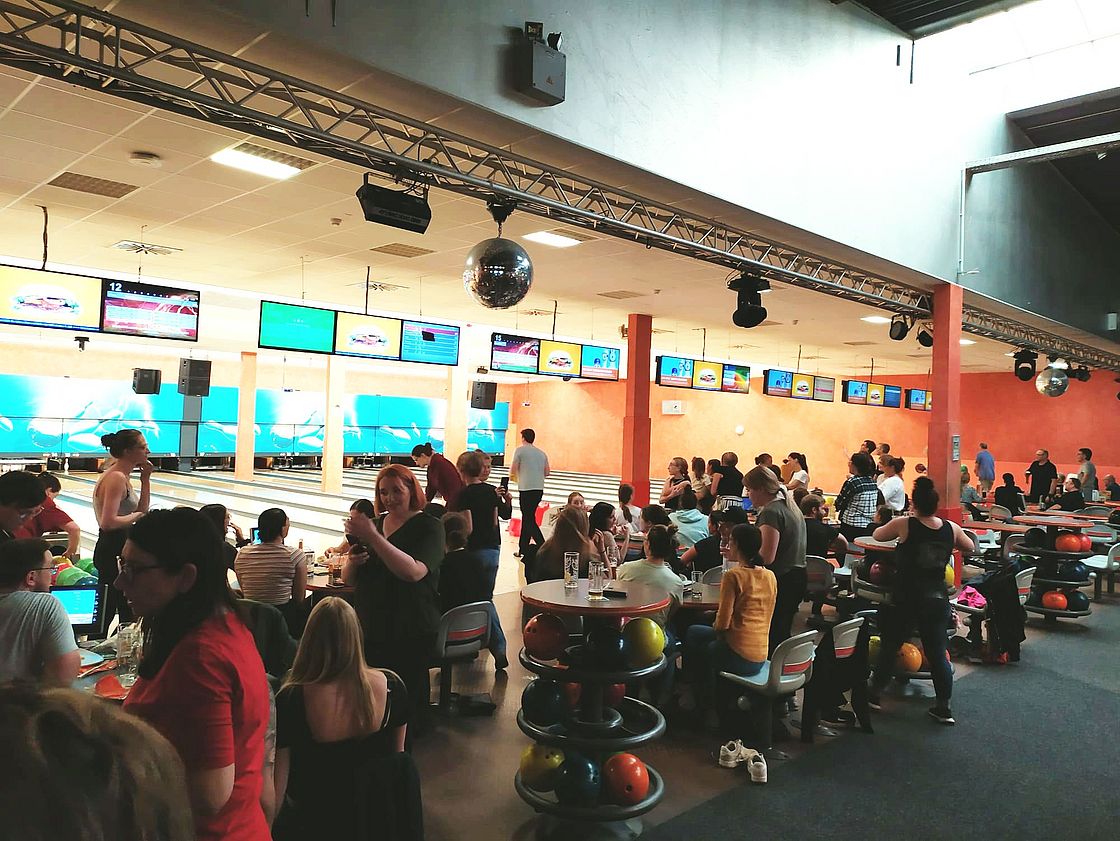 Das Bild zeigt eine gut besuchte Bowlingbahn