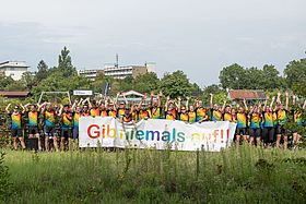 Das Bild zeigt die Regenbogenfahrer, die für die Kinder der onkologischen Station gesungen haben.