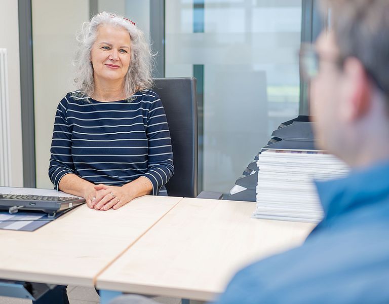 Patientenfürsprecherin Birgit Mangold im Gespräch mit einem Patienten.