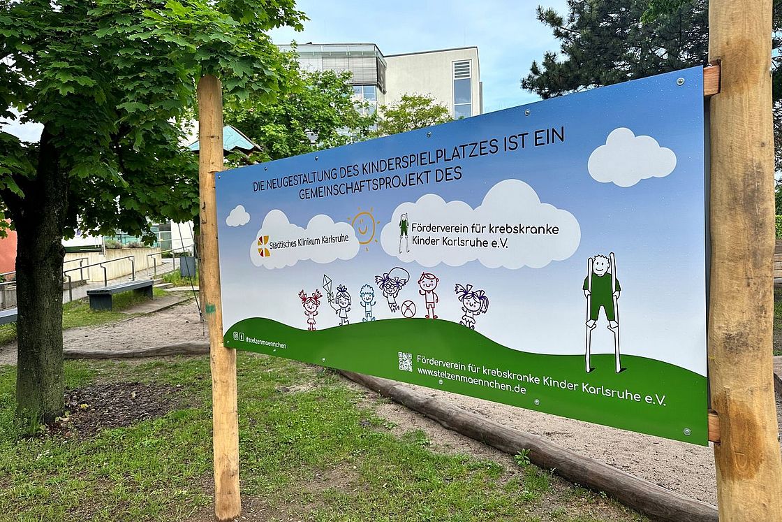 Das Bild zeigt das Plakat am Spielplatz der Räuberburg