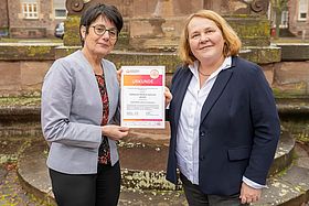 Netzwerkkoordinatorin Ines Krahn (re.) überreicht Elvira Schneider die Urkunde.