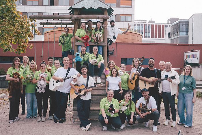 Das Team des Kinderklinikkonzerts vor der Räuberburg