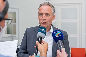 Markus Heming im Gespräch mit den Journalisten