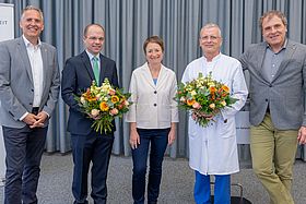Das Bild zeigt ein Gruppenbild anlässlich der Begrüßungsfeier des neuen Klinikdirektors der Klinik für Allgemein- und Visceralchirurgie. Zu sehen sind von links nach rechts: Markus Heming, Prof. Dr. med. Jochen Gaedcke, Bettina Lisbach, Dr. med. Jörg Baral, Prof. Dr. med. Michael Geißler 