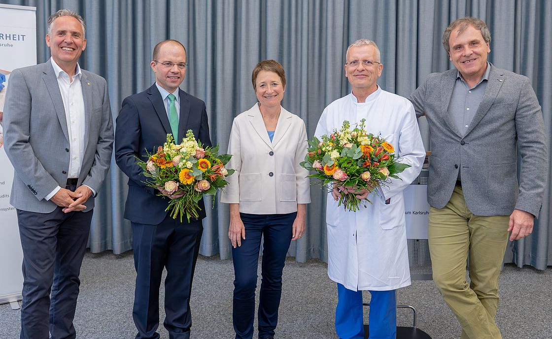 Das Bild zeigt ein Gruppenbild anlässlich der Begrüßungsfeier des neuen Klinikdirektors der Klinik für Allgemein- und Visceralchirurgie. Zu sehen sind von links nach rechts: Markus Heming, Prof. Dr. med. Jochen Gaedcke, Bettina Lisbach, Dr. med. Jörg Baral, Prof. Dr. med. Michael Geißler