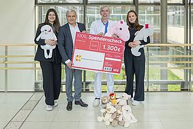 Das Bild zeigt Anita Munega (l.), Attila Alkan (2.v.l.), Regina Wolf (r.) und Dr. Alfred Leipold bei der Spendenübergabe