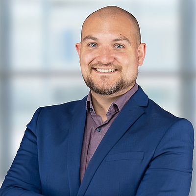 Das Bild zeigt ein Porträt von Jonas Kunz