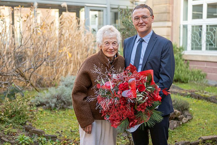 Das Bild zeigt Dr. Maria Rave-Schwank zu Besuch bei Prof. Dr. Heiko Graf, Direktor der Klinik für Psychiatrie und Psychotherapeutische Medizin am Klinikum Karlsruhe.