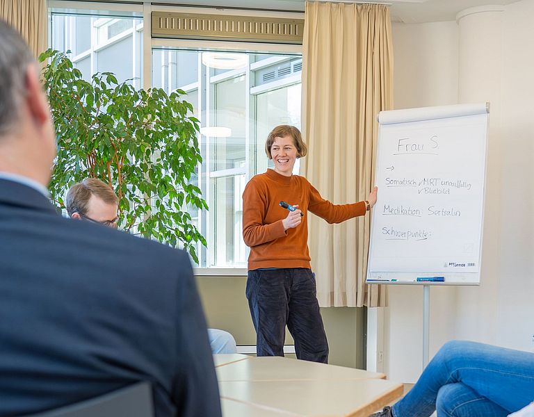 Das Bild zeigt ein psychiatrisches Gruppengespräch