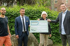 Christian Hilgendorf (2. v.l.) übergibt den symbolischen Spendenscheck an Christian Lamred, Susanne Kaltenbrunn und Meike Bottlender (v.l.n.r.)