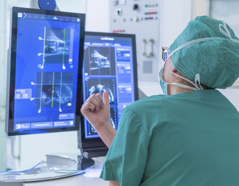 Das Bild zeigt Ärzte bei der Auswertung eines hochintensiven fokussierten Ultraschall HIFU