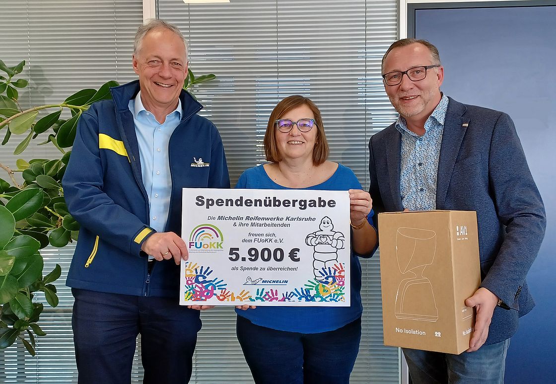 Das Bild zeigt die Übergabe des Roboters.