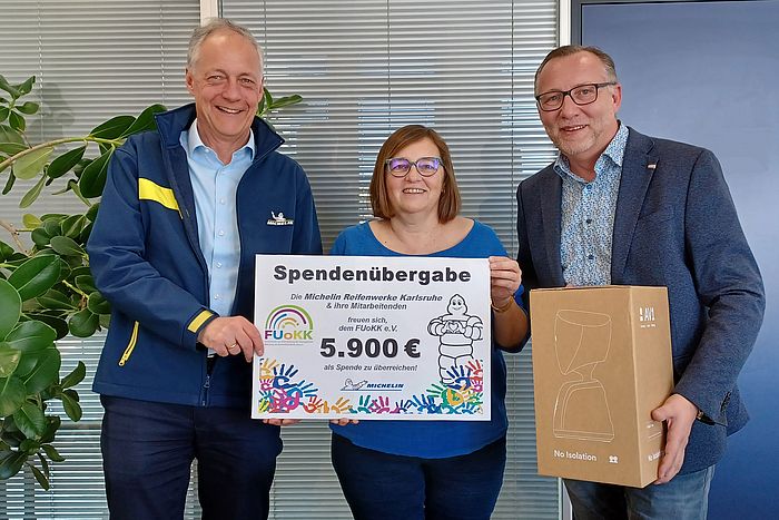 Das Bild zeigt die Übergabe des Roboters.