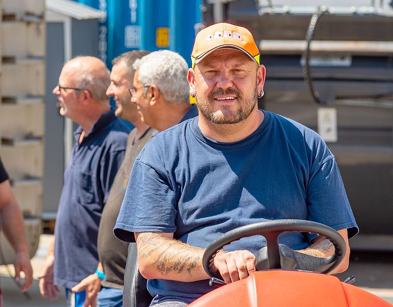 Das Bild zeigt Mitarbeitende aus dem Logistikbereich