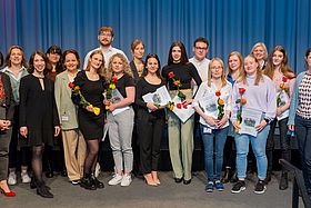 Das Bild zeigt die Zeugnisübergabe an die OTA-Absolventen