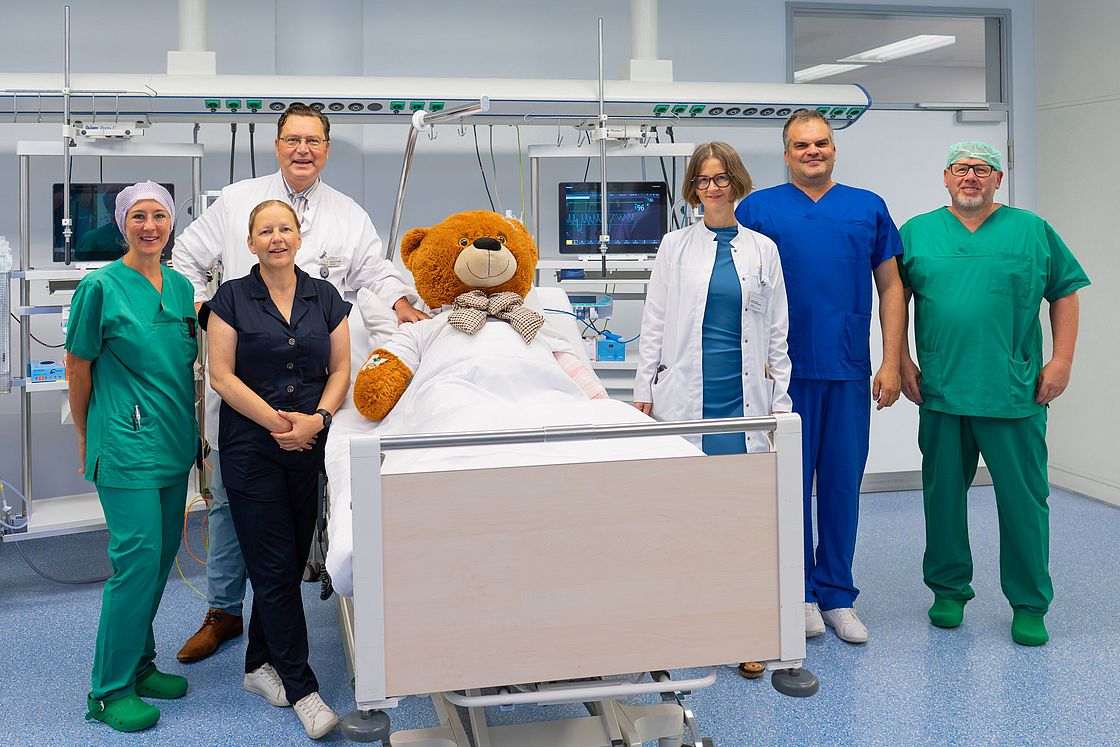 Das Bild zeigt Prof. Dr. Verena Ellerkamp, Direktorin der Klinik für Kinderchirurgie und Kinderurologie (3.v.r.), und Prof. Dr. Franz Kehl, Direktor der Klinik für Anästhesie und Intensivmedizin (3.v.l.), mit dem Team des Aufwachraums.