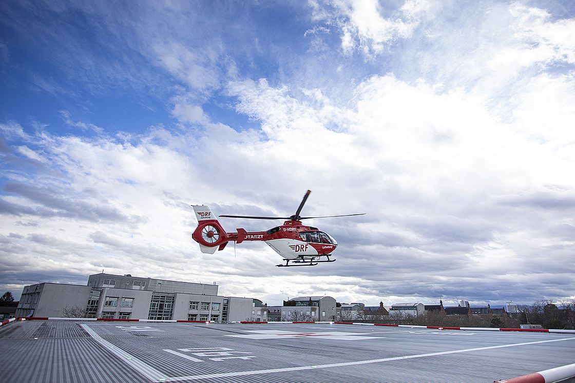 Das Bild zeigt einen Rettungshubschrauber beim Starten auf der neuen Plattform des Hubschrauberlandeplatzes