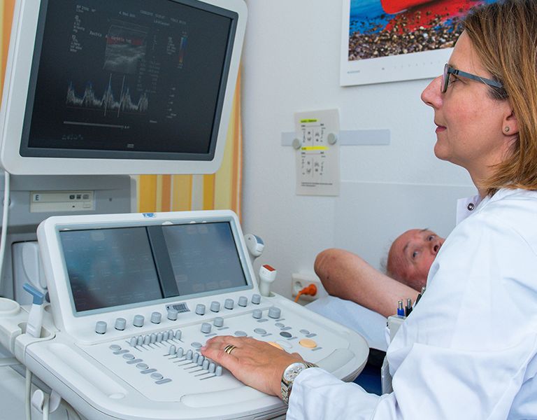 Vorstellung der Sektion Angiologie, Ärztin macht einen Ultraschall des Herzens