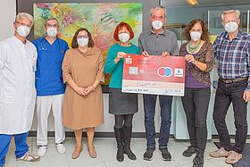 Auf dem Bild sind (v.l.n.r.) Prof. Dr. Julian Widder, Dr. Alfred Leipold, Admira Knoll, Helen Lempart, Ludger Ljucovic, Iris Malchow, Peter Knoll bei der Spendenübergabe der Aktion „Laufen mit Herz“ zu sehen.