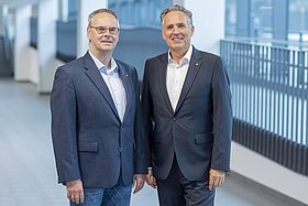 Das Bild zeigt Geschäftsführer Markus Heming (rechts) bei der Begrüßung des neuen Ärztlichen Direktors, Professor Dr. Thomas Rüdiger.