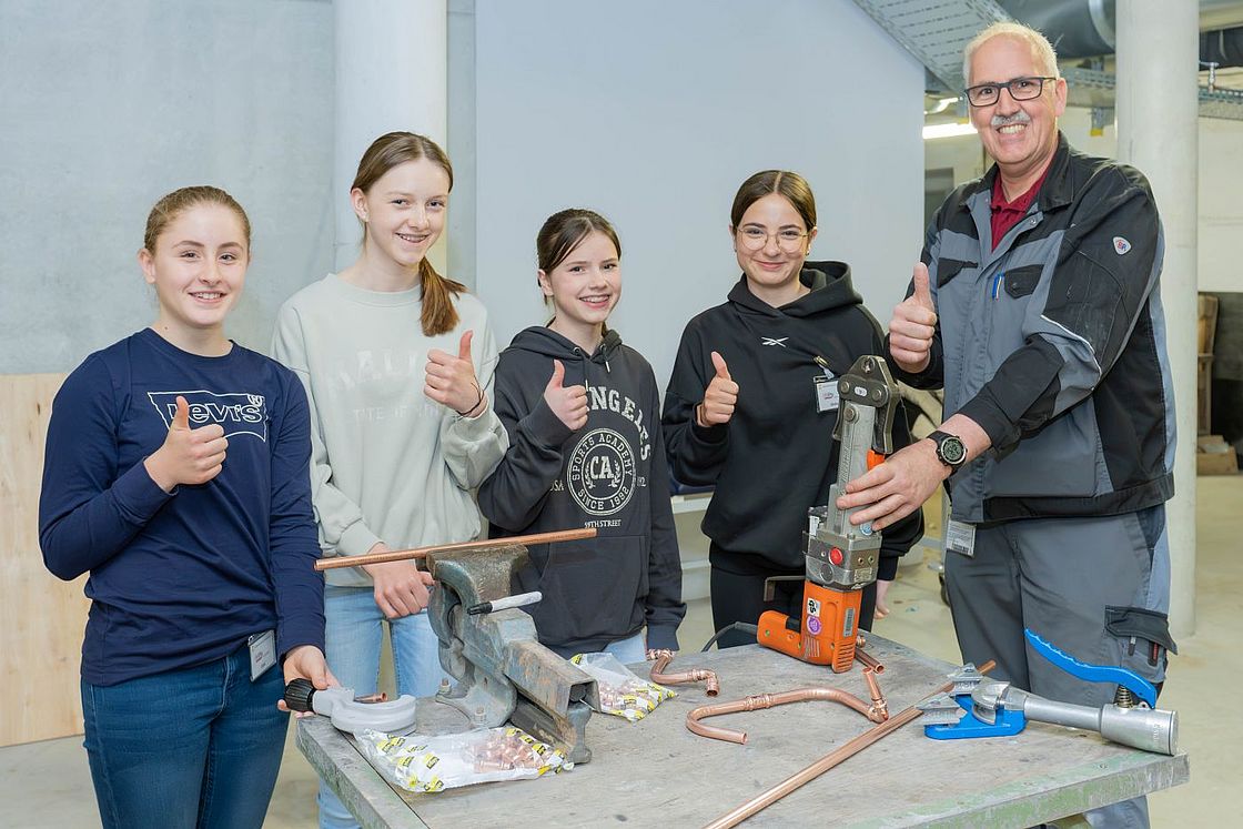 Das Bild zeigt Mädchen beim Girls Day in den Werkstätten des Klinikums Karlsruhe