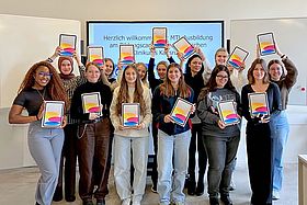 Die Auszubildenden des Klinikums Karlsruhe freuen sich über die neuen iPads. 