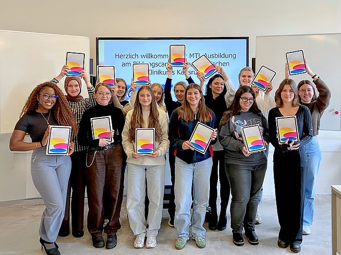 Die Auszubildenden des Klinikums Karlsruhe freuen sich über die neuen iPads. 