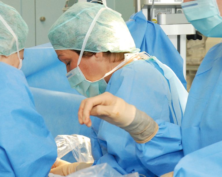 Das Bild zeigt ein OP-Team bei einer Operation