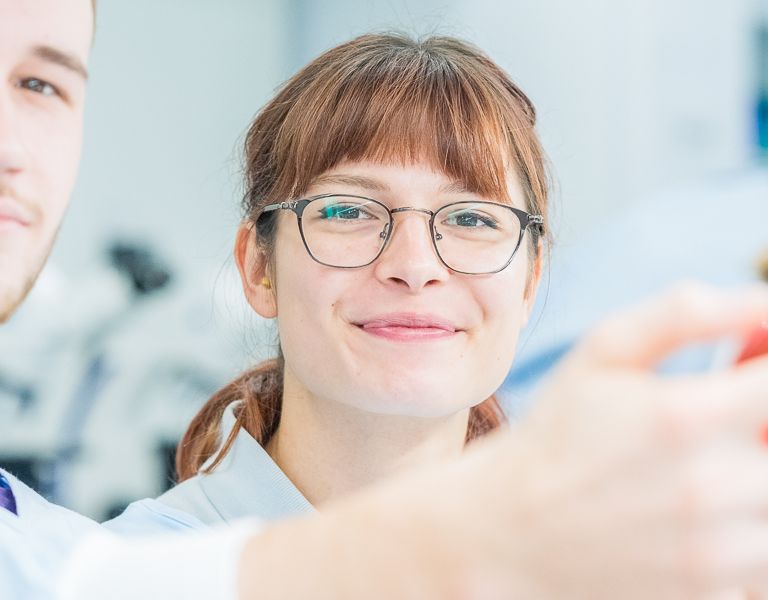 Das Imagebild Ausbildung im Klinikum Thema Gesundheitsberufe, zeigt 2 Auszubildende bei der Untersuchung in der Mikrobiologie  