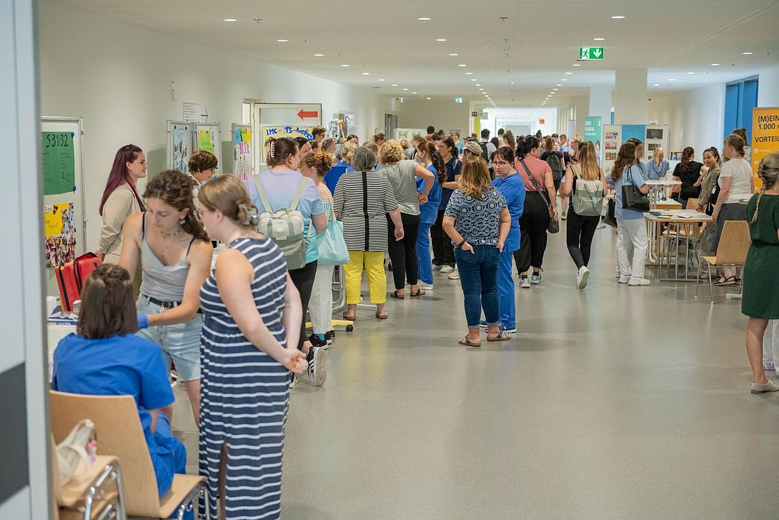 Das Bild zeigt Menschen an den Ständen der Stationen und Bereiche