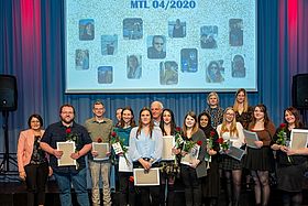 Das Bild zeigt die Zeugnisübergabe