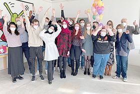 AZUBIS feiern zusammen mit dem Pädagog*innenkollegium ihr bestandenes Examen