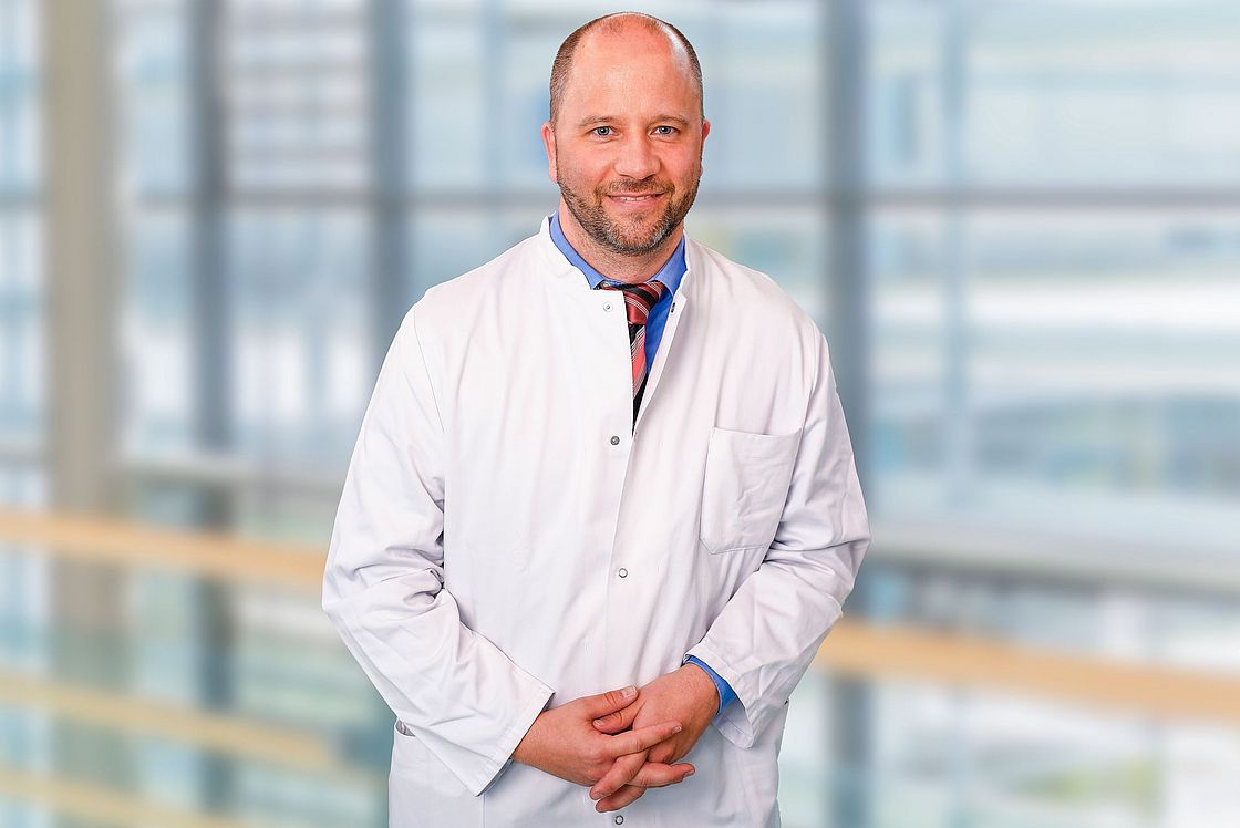 Das Bild zeigt Dr. Matthias Berger, Leiter des Kompetenzzentrums für Schlafmedizin (KSM)