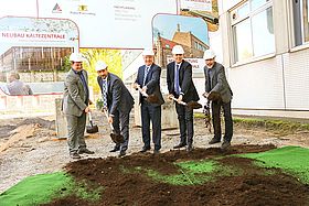 Spatenstich anlässlich des Neubaus der künftigen Kältezentrale.