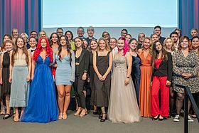 Das Bild zeigt die Examensfeier der neuen Pflegefachfrauen und -männer