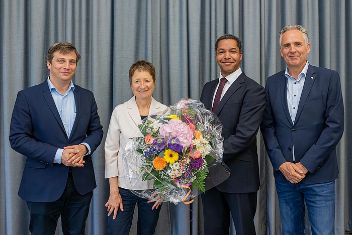 V.l.n.r.: Prof. Dr. Dr. Martin Holderried (Medizinischer Geschäftsführer), Bettina Lisbach (Erste Bürgermeisterin und Aufsichtsratsvorsitzende), Privatdozent Dr. Jonathan Nadjiri und Markus Heming (Kaufmännischer Geschäftsführer).