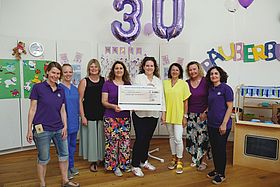 Das Bild zeigt die Spendenübergabe in der Räuberburg.