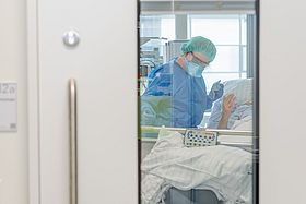 Ein COVID-Patient wird im geschleusten Zimmer versorgt