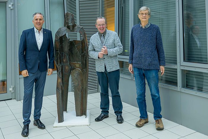 Das Bild zeigt den Kaufmännischen Geschäftsführer Markus Heming, Bürgermeister Dr. Albert Käuflein und Elmar Interschick mit dem „Wächter“ (v.l.).