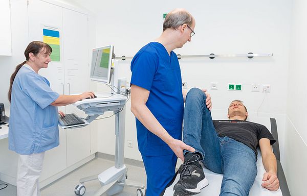 Das Bild zeigt eine fachübergreifende Visite in der Neurochirurgie