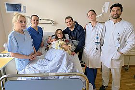Karola Kontaxi (Stationsleitung S21), Stefanie Winter (stellv. Leiterin Hebammen), Silvia und Mike Pressl mit Lara Estella, Dr. Emmely Jankow (Assistenzärztin), Evgeni Baev (Oberarzt).