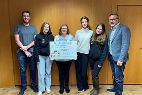 Heiko Schöppler (rechts) und Admira Knoll (Dritte von links) durften den Scheck entgegennehmen.