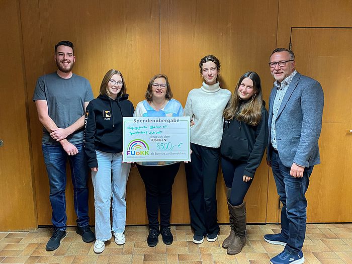 Heiko Schöppler (rechts) und Admira Knoll (Dritte von links) durften den Scheck entgegennehmen.