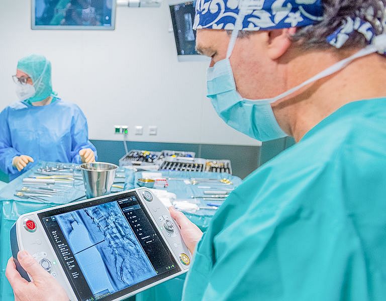 Das Bild zeigt einen neurochirurgischen Eingriff mit dem Loop-X.