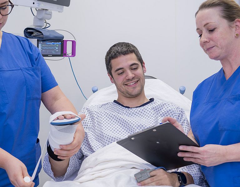 Das Bild zeigt ein Patientengespräch in der ZNA.