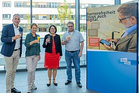 Das Bild zeigt Markus Heming (Kaufmännischer Geschäftsführer), Bettina Lisbach, Elvira Schneider und Hans-Jürgen Hillenhagen bei der Vernissage (v.l.n.r.).