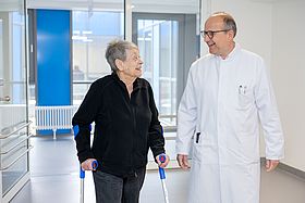 Prof. Dr. Christof Müller mit einer zufriedenen Patientin.