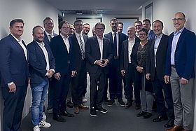 Das Gruppenbild zeigt siebzehn Personen beim beim Gründungstreffen der Klinikübergreifenden Sicherheitskonferenz Baden-Württemberg e.V. am 15. Oktober in Stuttgart. In der Bildmitte steht Baden-Württembergs Gesundheitsminister Manne Lucha MdL, die zweite Person von links zeigt Dr. Björn Bergau.